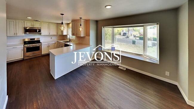 Building Photo - Near Randall Park - Charming home with two kitchens and washer/dryer included!