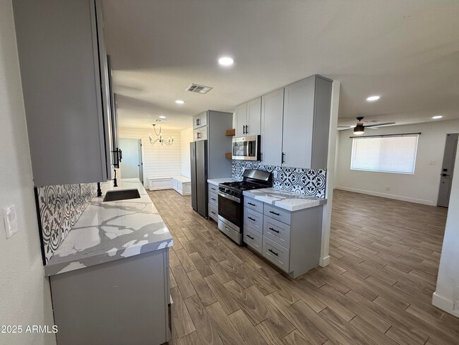 Building Photo - 301 N Apache Dr