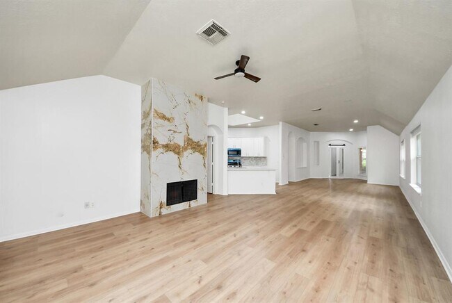 Building Photo - 5931 Mettler Ln