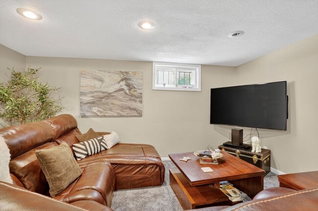 Building Photo - Great 3 Bedroom & 2 Full Baths In GREAT South Plaza Location