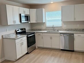 Building Photo - 399 Blackbourn St