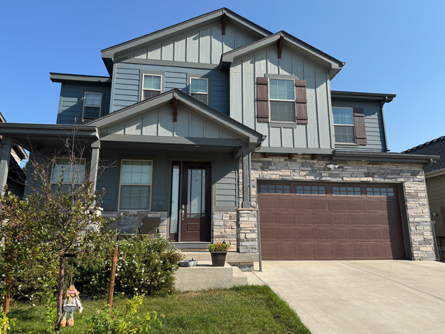 Building Photo - Gorgeous 4 Bed, 3.5 Bath Home | 3,100+ Sq ...