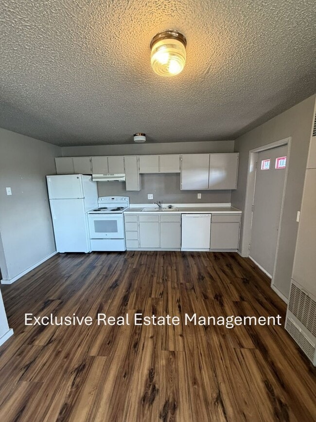 Building Photo - 608 Riverside Dr