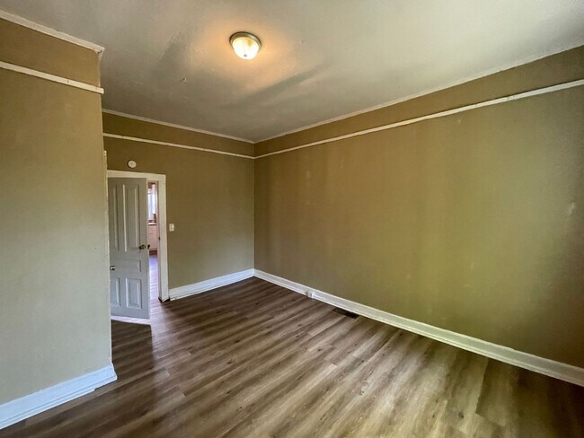 Building Photo - 2 bedroom 1 bathroom house with fenced yard available