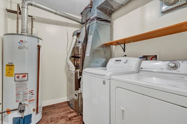 Building Photo - Spacious Roanoke County Townhouse