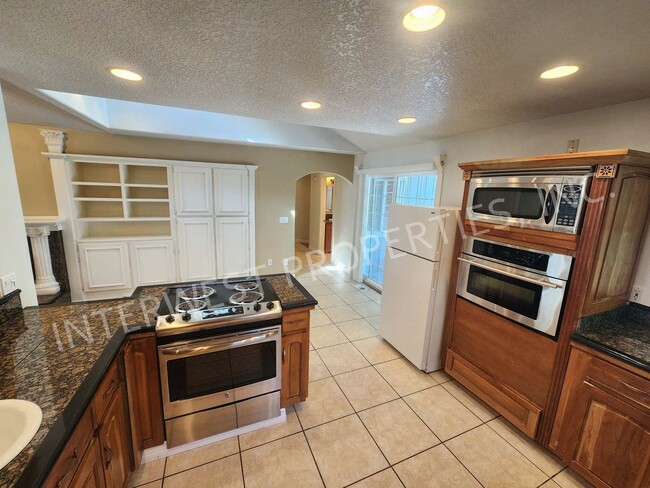Building Photo - Large 3 Bed+ Bonus Room SW Pdx Home, Natur...