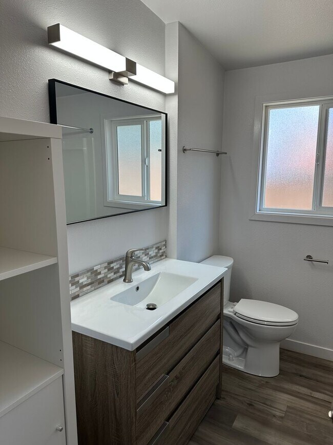 Building Photo - Beautifully updated 2 bedroom 1 bath duplex in a great neighborhood!