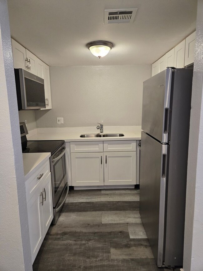 Building Photo - Fantastic and spacious 2 beds, 1.5 bath townhome in Phoenix