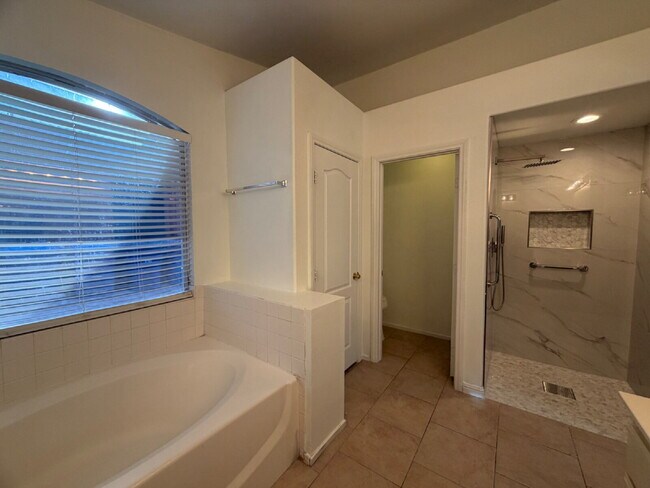 Building Photo - SINGLE-STORY HOME | GATED COMMUNITY | FLEXIBLE FURNISHING OPTIONS I 4 Bedroom Home with Private B...