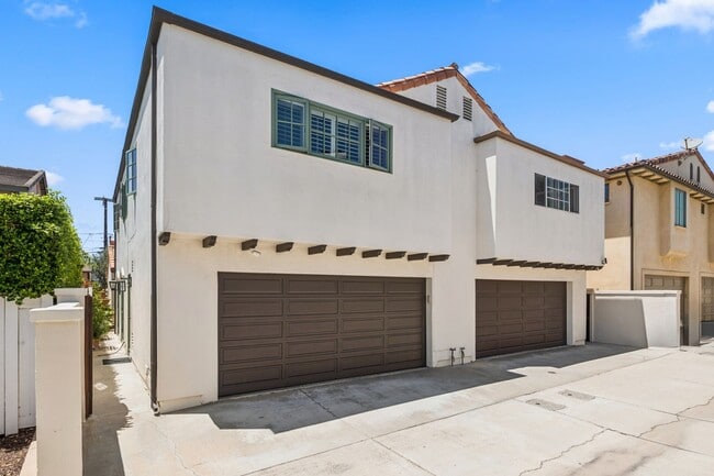 Building Photo - Charming 3BD Home in Coveted Newport Heights