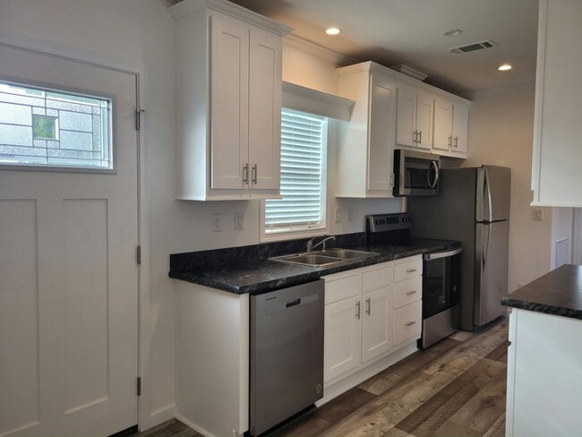 Building Photo - 5552 Annette St