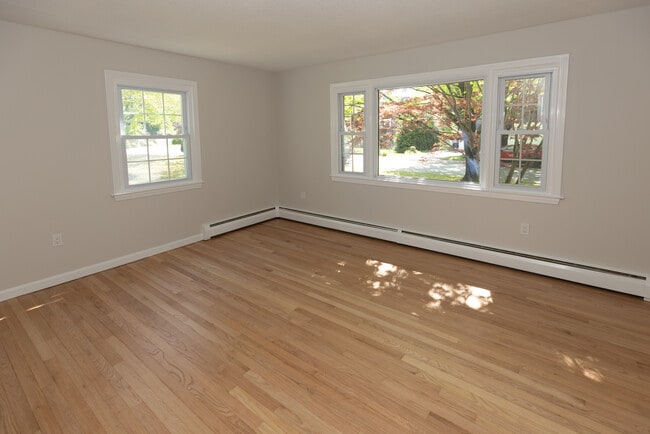 Building Photo - 10 Meadow Ln