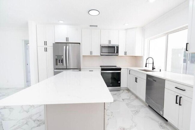 Building Photo - 1070 SW 18th St
