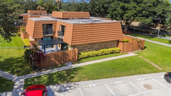 Building Photo - 2551 Camelot Ct