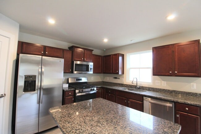 Building Photo - 105 S Peak Dr