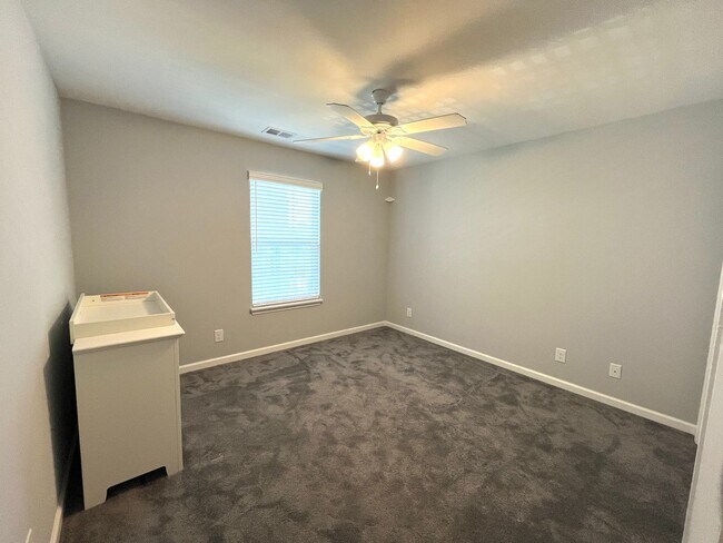 Building Photo - Remodeled 2 Bedroom, 2 Bath Furnished Cond...