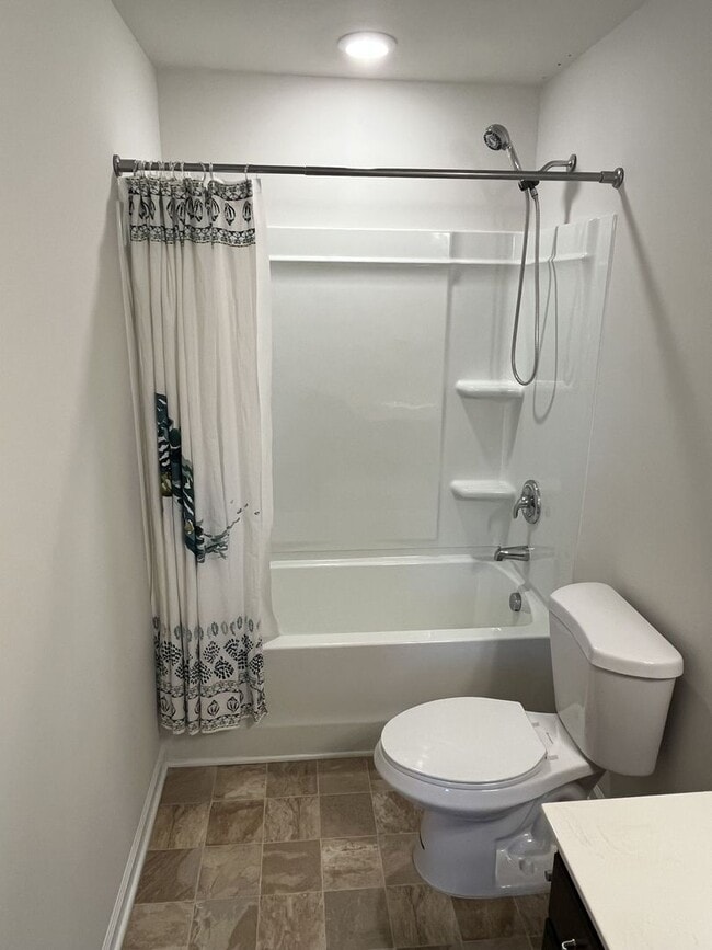 Building Photo - Spacious 5 Bed home in East Charlotte