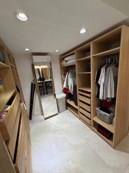 Building Photo - 2030 S Ocean Dr