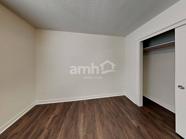 Building Photo - 754 N Scotney Ave