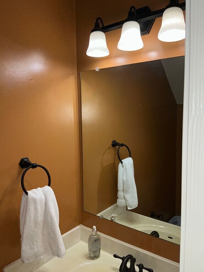 Building Photo - Very clean and well maintained 3BR 2 full ...