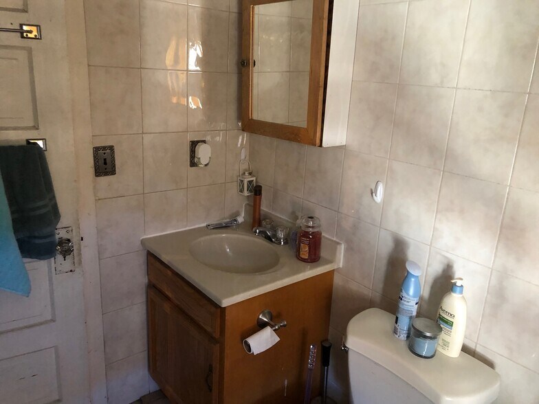 Building Photo - 904 Ackerman Ave