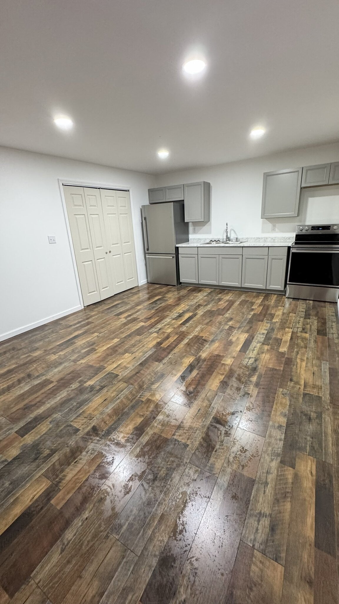 Building Photo - 225 N Frisco St