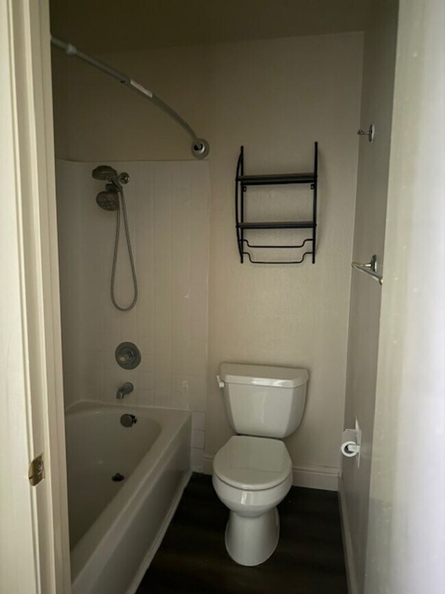 Building Photo - LOVELY, SPACIOUS UPSTAIRS CONDO!