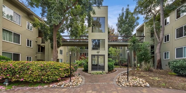 Building Photo - Spacious 1 bedroom 1 bathroom top floor unit in a highly desirable west side location!