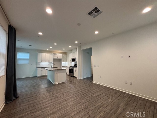 Building Photo - 26149 Park Ave