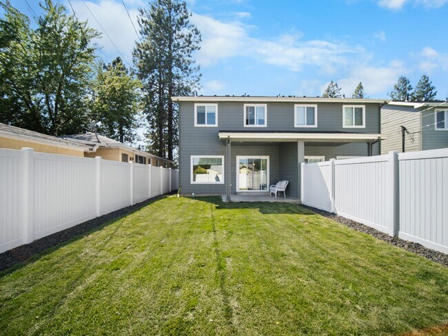 Building Photo - 3-Bedroom Home with Private Garage and Fen...