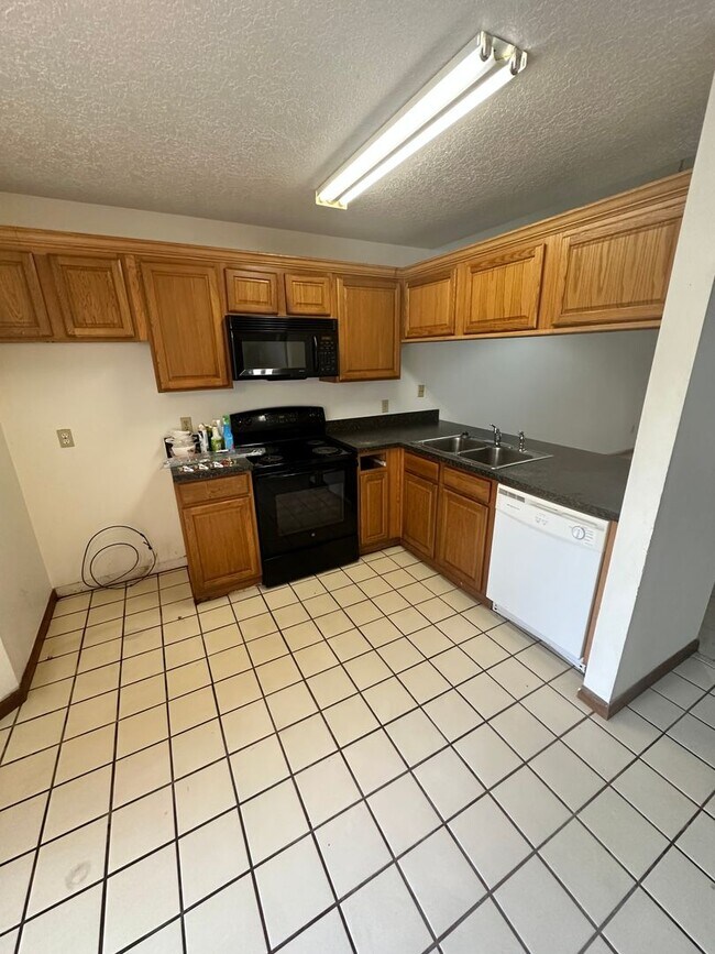 Building Photo - 3 Bedroom Townhome - New Pictures Coming Soon!!