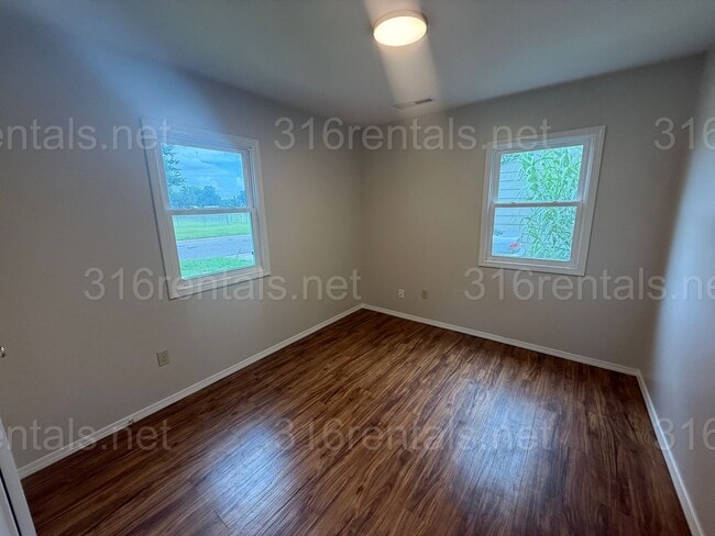 Building Photo - $1100 - 2 bedroom / 1 bathroom - Haysville...