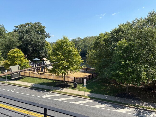 Building Photo - Comfort Meets Convenience – 2-Bedroom Apartment Near the Riverfront