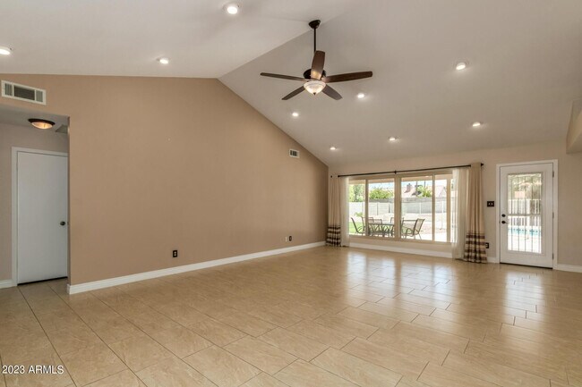 Building Photo - 661 S Oak St Cir