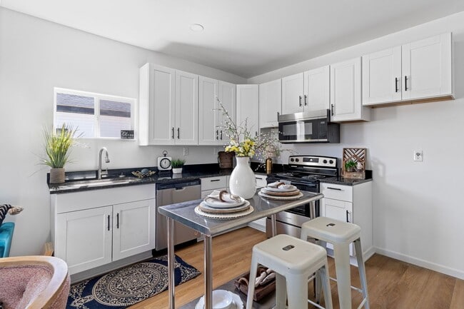 Building Photo - 416/418 Novelty St