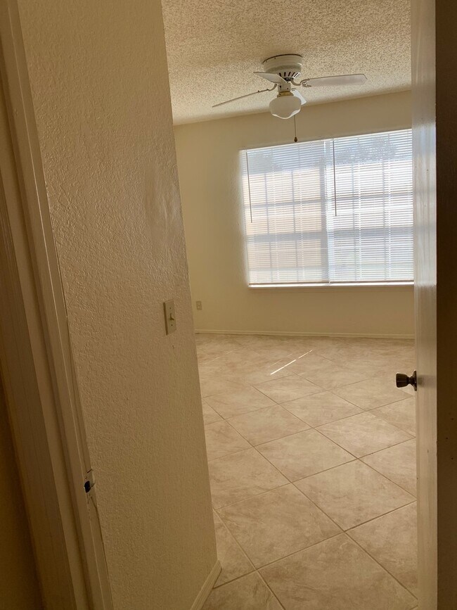 Building Photo - 2550 N Alafaya Trail