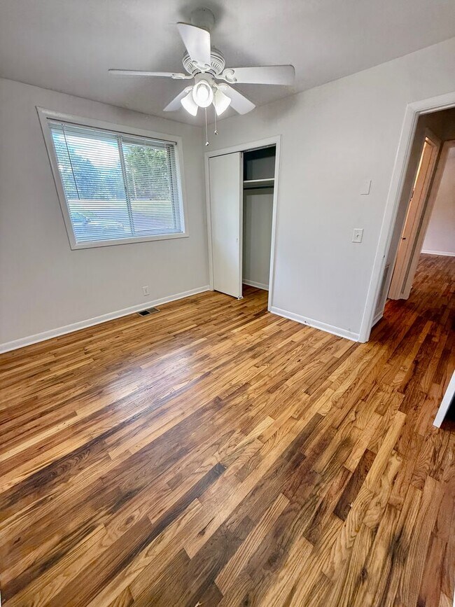 Building Photo - 2 BR 1 Bath Duplex with convenient airport...
