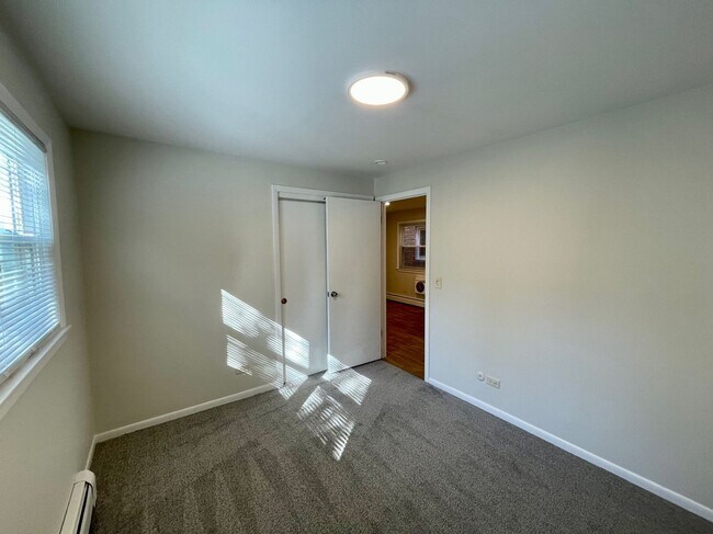 Building Photo - Freshly Renovated 3-Bed in Jefferson Park – In-Unit Laundry & Modern Upgrades!