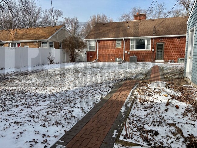 Building Photo - Charming 3bed/2bath Available NOW