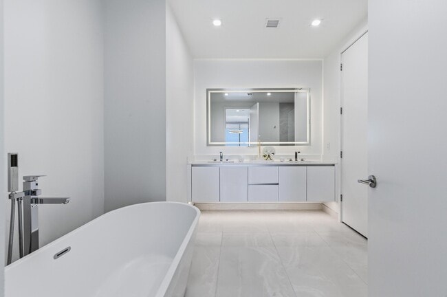 Building Photo - 220 Lake Shore Dr