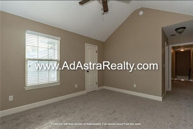 Building Photo - Gorgeous Like New KCMO Townhome-Available ...