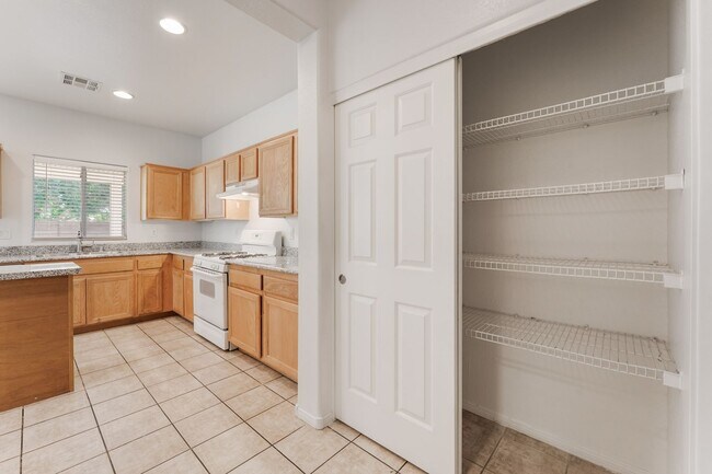 Building Photo - You're going to love this 4 bedroom 2.5 bath! Looks and Feels Brand New!