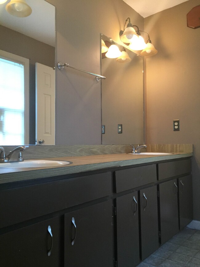 Building Photo - 114 Greenbriar Trail