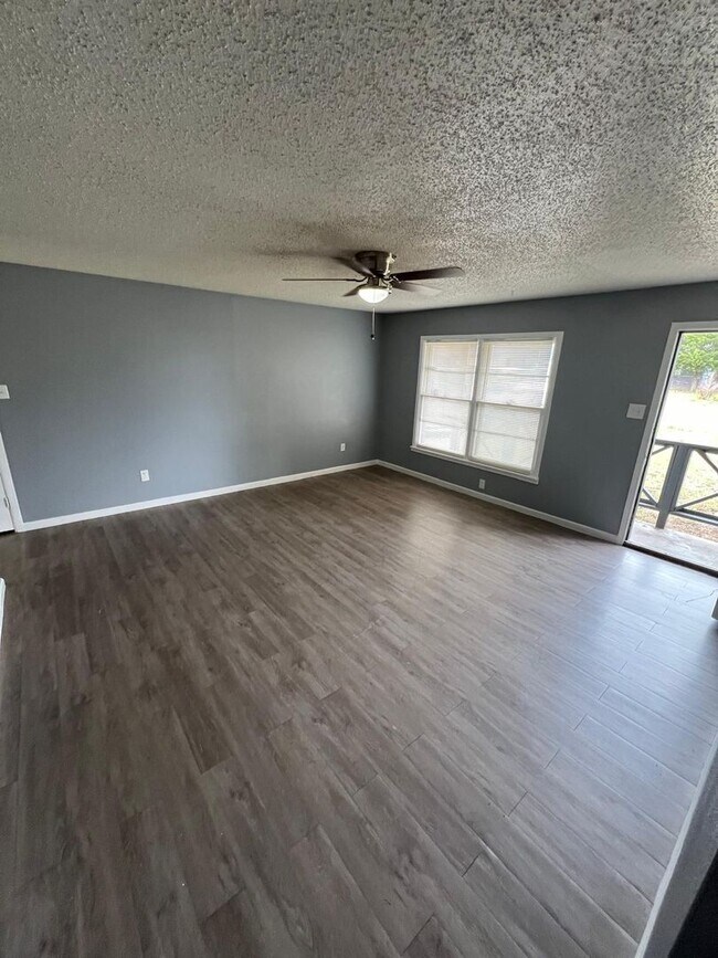 Building Photo - $0 First Month's Rent / $0 Deposit at Move-in