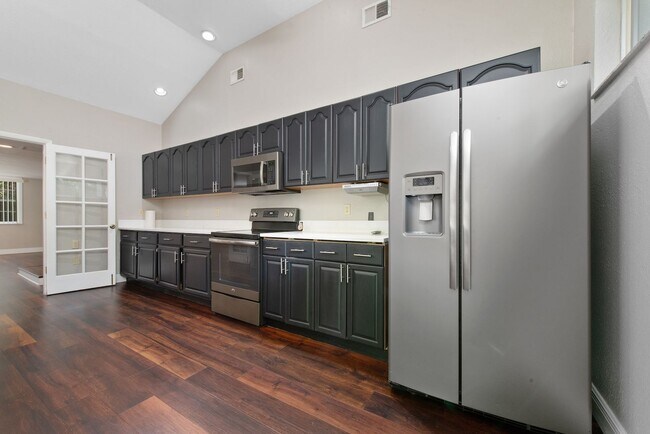 Building Photo - Updated 3/2 House with Bonus Room in Lake ...
