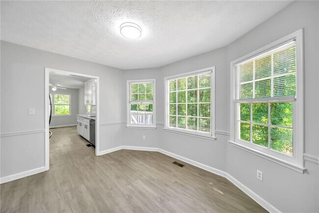 Building Photo - 608 Wood Ridge Dr