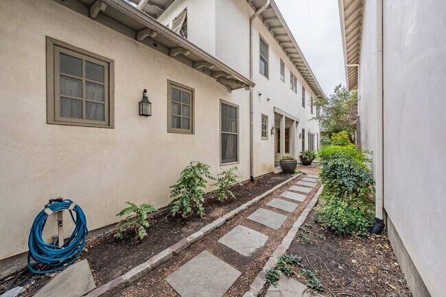 Building Photo - Beautiful Monticello Town Home!!!