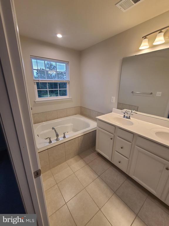 Building Photo - 1006 Valley Run Dr