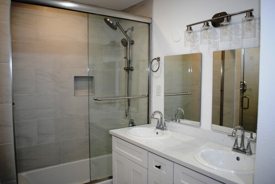 Bathroom - 5475 Mantua Ct
