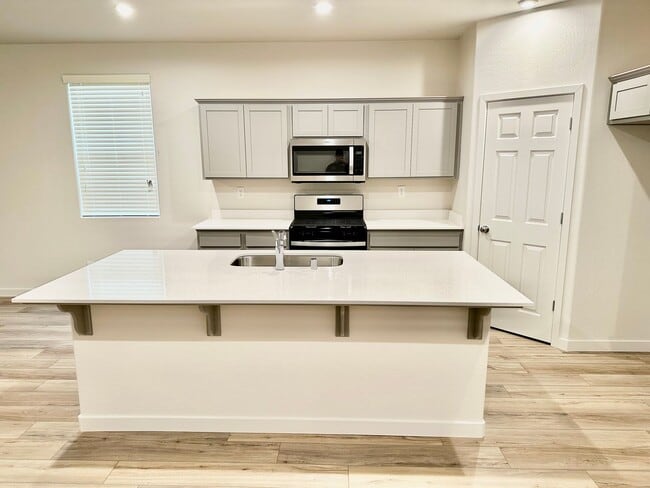 Building Photo - Lovely 3/2 Century Home In Madera